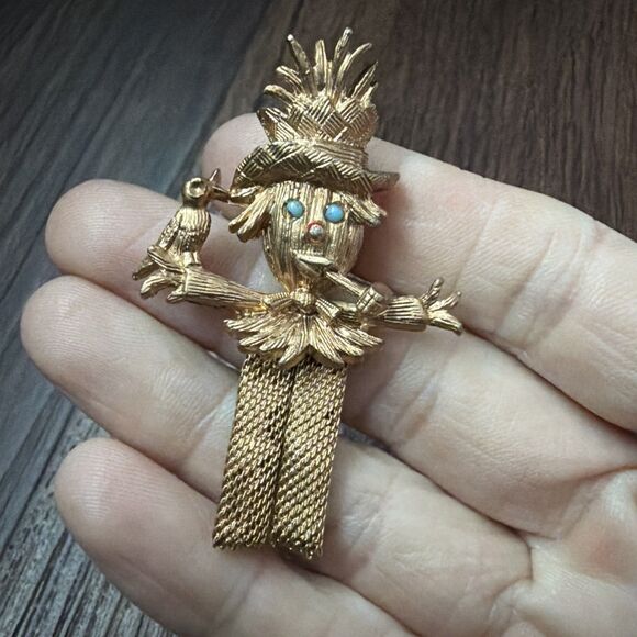 Vintage Gold Tone Scarecrow Brooch Pin w Bird, Mesh Flexible Legs Rose Gold Tone - Picture 3 of 4